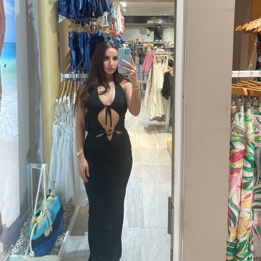 Elegant Black cut out Halter Dress - Picture 2 of 2